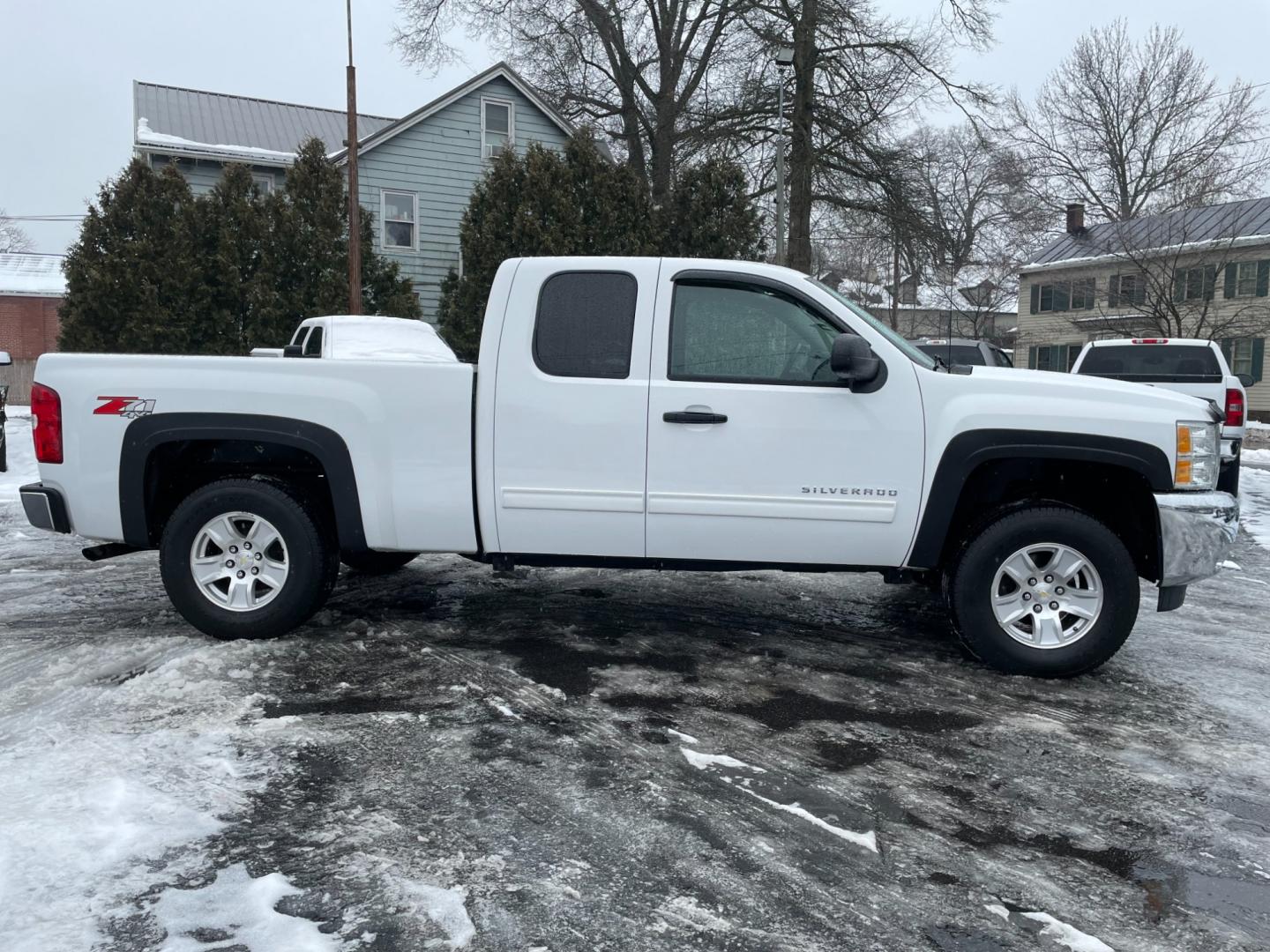 2012 White /black Chevrolet Silverado 1500 LT Ext. Cab Long Box 4WD (1GCRKSE7XCZ) with an 5.3L V8 OHV 16V FFV engine, 6-Speed Automatic transmission, located at 101 N. Main Street, Muncy, PA, 17756, (570) 546-5462, 41.207691, -76.785942 - Photo#5